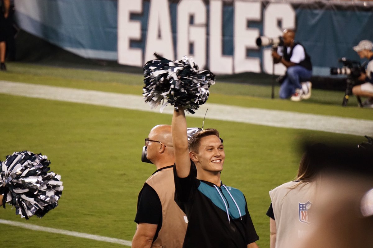 ktangkyle's tweet photo. Raise your hand if your excited to watch our Philadelphia Eagles #BeatBaltimore next week at #BALvsPHI 🦅💚🏈 #flyeaglesfly #eaglescheer https://t.co/bUwfQ38rya