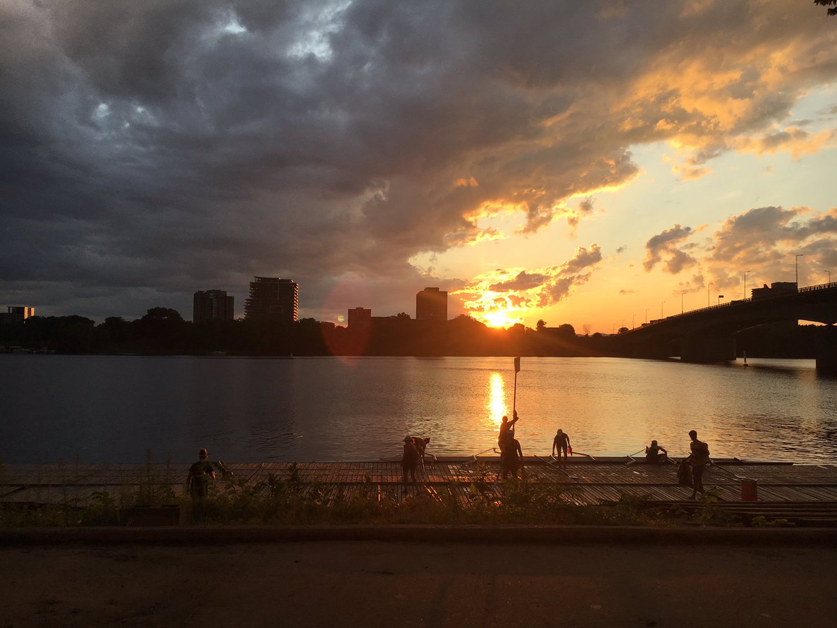 OttawaRowing's tweet photo. #ORCmasterswomen soaking up the last glimpse of sunlight on this stunningly peaceful evening. Such a great night for a row โค๏ธ. Thank you, Mother Nature. #rowORC #whywerow https://t.co/b2xc5zBHYE