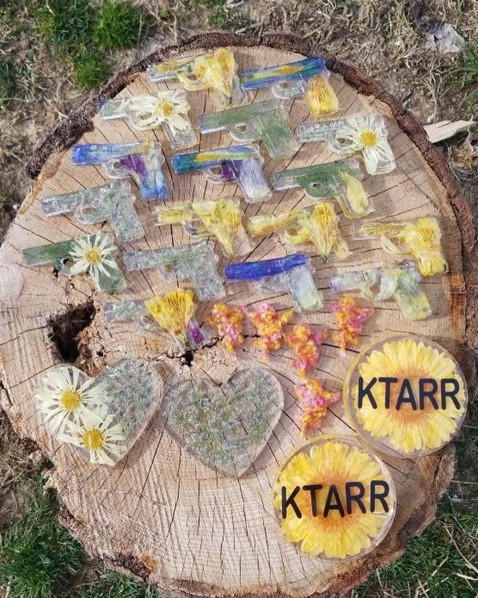 FlowerProject18's tweet image. Death is nothing but a room next door 🖤
#TheFlowerProject #ToTheOtherSide  #HMM #HenryScottHolland #DeathIsNothingAtAll #FuneralFlowers #WeMissYou #StandingInTheCurrent #ForeverMissed #TilWeMeetAgain #Brother #BestFriend