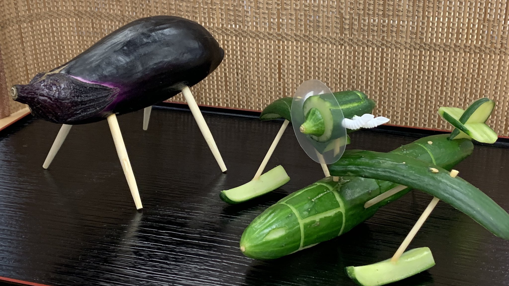 公式 カゴメ お盆 になると見かける なすやきゅうりでできた精霊馬 故人の霊が家に戻ってくる際 行き来する乗り物として作られたそうです きゅうりは足の早い馬を なすは足の遅い牛をイメージしています 馬よりはやく帰ってきてほしいという