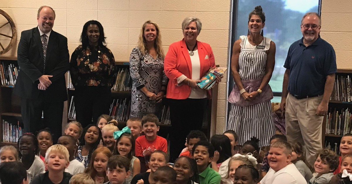MiddleGaRESA's tweet photo. Congratulations Jasper County Schools! Recipient of 5000 books from State School Superintendent Richard Woods and MGRESA GLAM Project winner, Shekerria Middlebrooks and Principal, Pam Edge! https://t.co/cjRlEHmuTl
