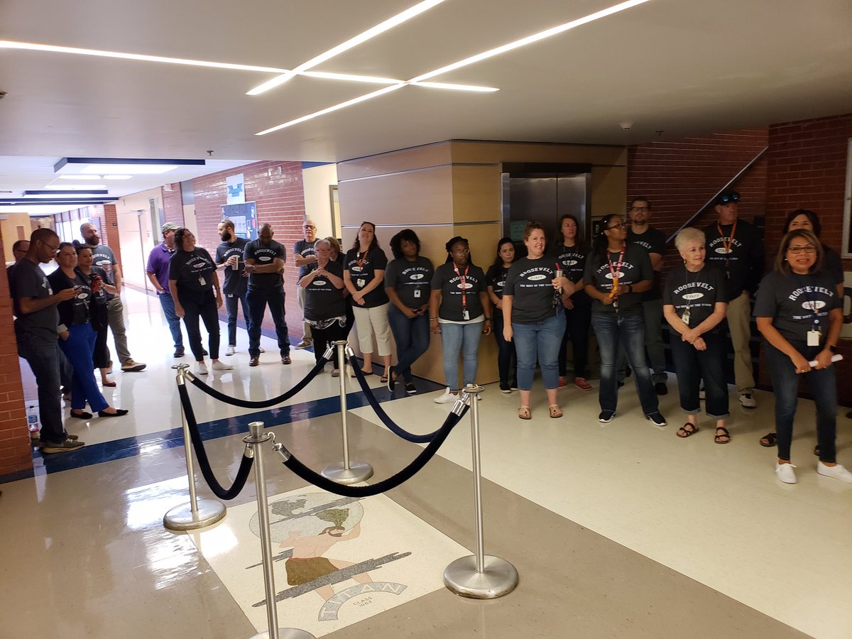 sfarley_84's tweet photo. These teachers were unbelievable today!!! #bestschool #OKCPSday1 @TheRoosevelt523 @BeckyFlynn1 @OKCPS https://t.co/VbQjHmnP31