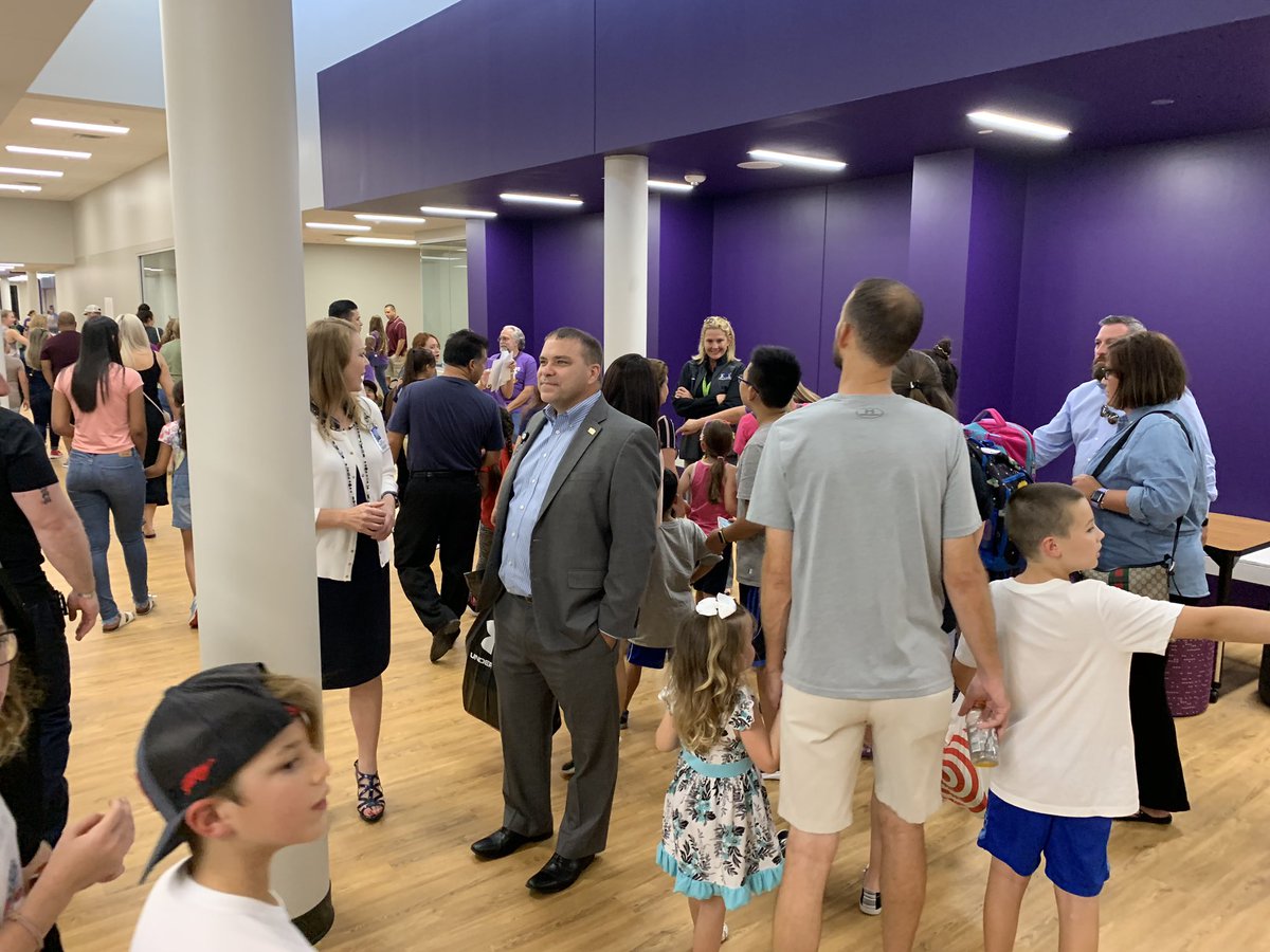 FielderElem's tweet photo. @FielderElem is so excited to open its doors to the public!  #meettheteachernight #fielderpride #fielderpride https://t.co/rkYS67xq6l