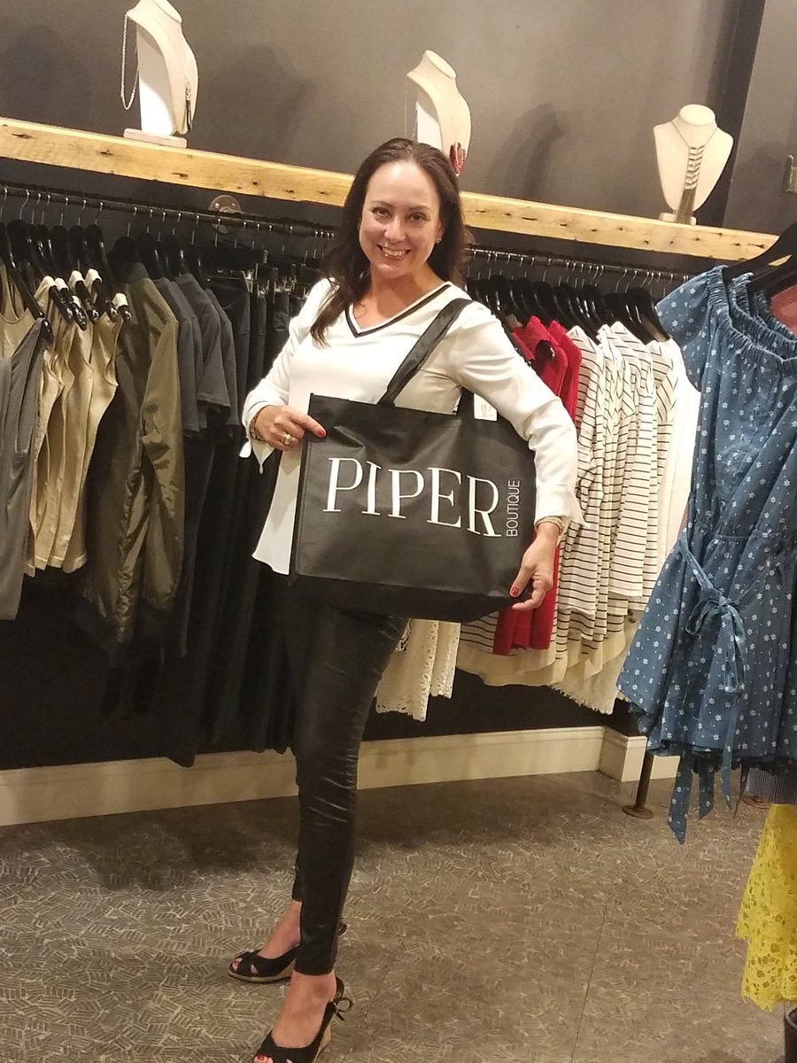 JennOrrBuchanan's tweet photo. Love the shopping in #SaratogaSprings! Great horse racing window displays and fashionable and comfortable for the plane ride home to Lexington thanks to the fabulous @PiperBoutique!! #HorseRacing #Fashion #Shopping #Friends #FunFillies https://t.co/POzhzFnRXk