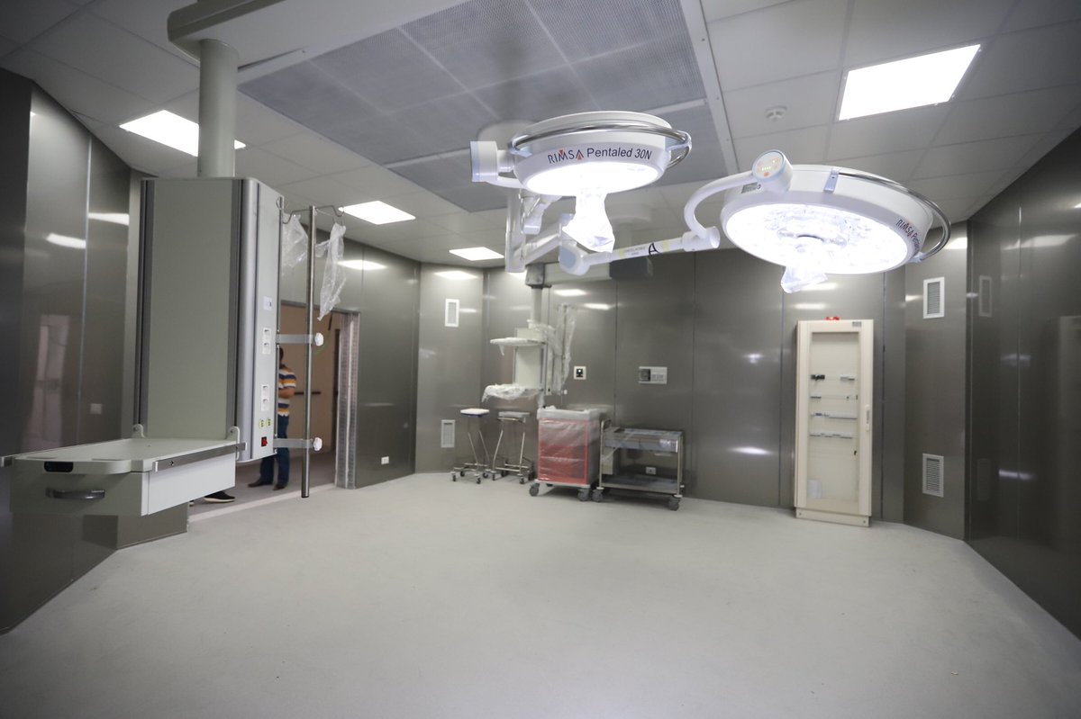 GManastirliu's tweet photo. ⏳Edhe pak punë dhe jemi gati të çelim spitalin e ri të kirurgjisë në #QSUT 👇
🛏 120 shtretër
7️⃣ salla operacioni 
🔬 Pajisje moderne 
👨🏻‍💻Salla leksioni për studentët
👥 Përfitojnë 62 mijë pacientë

#PunaPërShëndetësinëQëDuam✔️ https://t.co/dzfJxc7H06