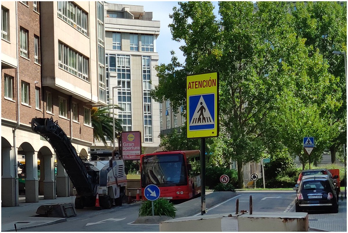 BlogBusurbano's tweet photo. Esta muy bien lo de asfaltar las calles del barrio de #Matogrande.
Pero en nuestra opinión, se ha desperdiciado la oportunidad de habilitar como #ParadasAccesibles la ubicación de las paradas de la #Lín1A en la gta. de Juan Díaz Porlier, #Par379 y #Par557.
O ¿no, @3stebanvd? ;-) https://t.co/uqYd9jG5tA
