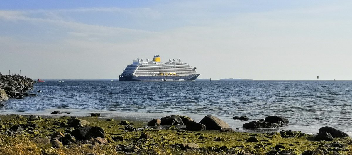 Paula_Forsten's tweet photo. There she goes, back to England ❤️👋 #shipspotting #laivabongaus @ #Reposaari #Pori #VisitPori #SpiritOfDiscovery https://t.co/e6pwaPW0cC