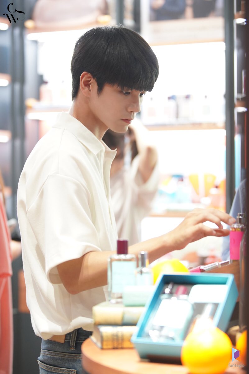 officialtwt_OSW's tweet photo. [#이번주누의_순간]

여자친구인 수빈에게 선물할 향수를 고르는 준우🎁
이 세상 스윗함과 다정함이 만나 사람으로 태어나면 그게 바로 최준우다...8_8✨
언제 어디서 봐도 잘생김이 최고👍인 최준우와 다음 주에도 함께 하기 약속🤙

#열여덟의순간 #최준우 #옹성우 #ONGSEONGWU https://t.co/svr8end8X2