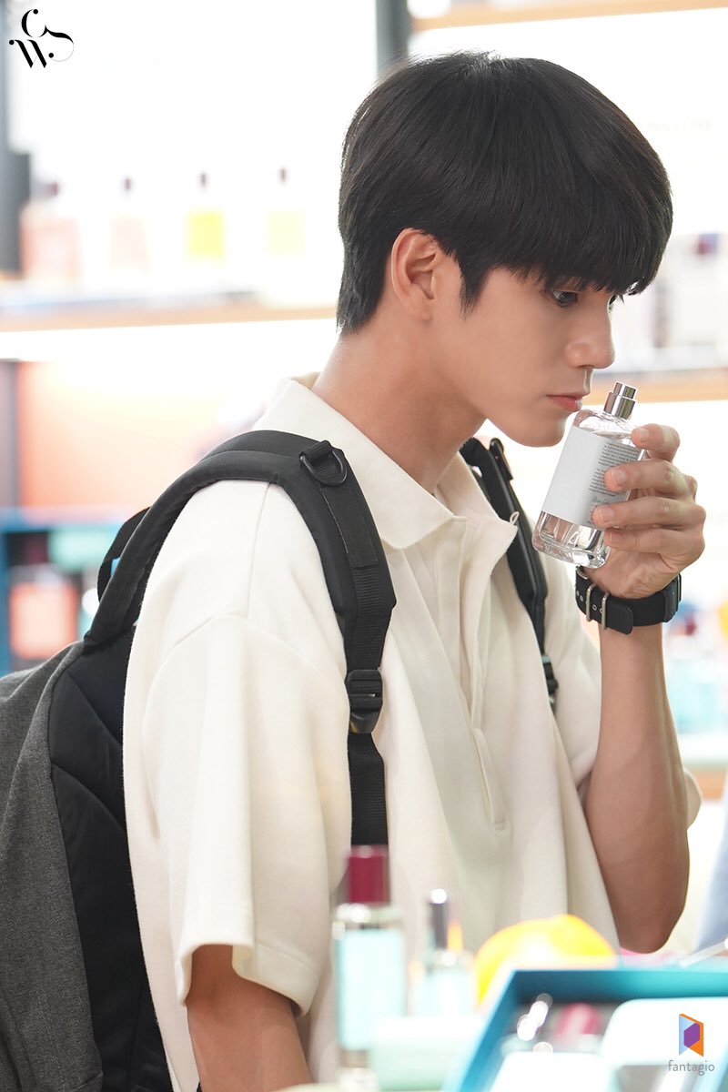 officialtwt_OSW's tweet photo. [#이번주누의_순간]

여자친구인 수빈에게 선물할 향수를 고르는 준우🎁
이 세상 스윗함과 다정함이 만나 사람으로 태어나면 그게 바로 최준우다...8_8✨
언제 어디서 봐도 잘생김이 최고👍인 최준우와 다음 주에도 함께 하기 약속🤙

#열여덟의순간 #최준우 #옹성우 #ONGSEONGWU https://t.co/svr8end8X2