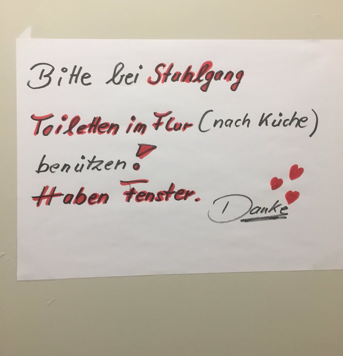 Habt ihr bei euch in der Abteilung auch so jemanden der jeden Morgen pünktlich zu Dienstbeginn in der einzigen Toilette ein derartiges Geschäft verrichtet, dass diese für den Rest des Morgens unbenutzbar wird? 🙄