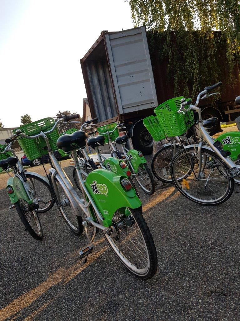 FondSOLUTYS's tweet photo. Ce matin, les équipes de @Cyclesolidarite ont chargé le conteneur des 100 vélos récoltés. 🚲
Direction le Sri Lanka pour une distribution prévue fin octobre🚢

Retrouvez plus d’informations sur : https://t.co/puVdtKrX32

#vélo #solidarité #Asie https://t.co/trCPbbKjzW