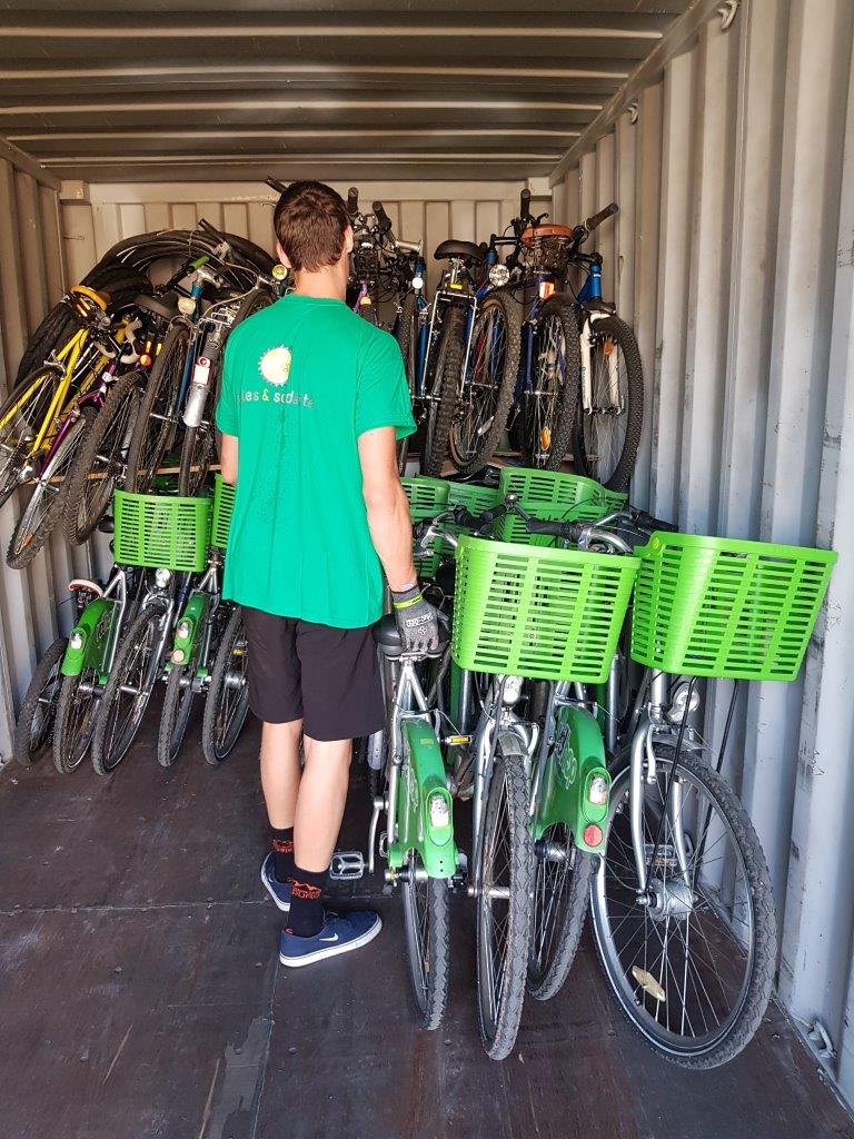 FondSOLUTYS's tweet photo. Ce matin, les équipes de @Cyclesolidarite ont chargé le conteneur des 100 vélos récoltés. 🚲
Direction le Sri Lanka pour une distribution prévue fin octobre🚢

Retrouvez plus d’informations sur : https://t.co/puVdtKrX32

#vélo #solidarité #Asie https://t.co/trCPbbKjzW