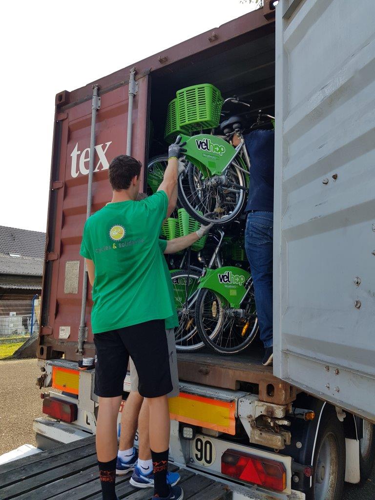FondSOLUTYS's tweet photo. Ce matin, les équipes de @Cyclesolidarite ont chargé le conteneur des 100 vélos récoltés. 🚲
Direction le Sri Lanka pour une distribution prévue fin octobre🚢

Retrouvez plus d’informations sur : https://t.co/puVdtKrX32

#vélo #solidarité #Asie https://t.co/trCPbbKjzW