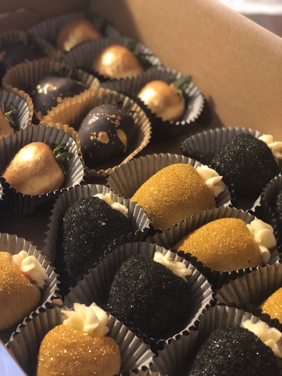 DimesPieces's tweet photo. Follow me! Visit my profile for links to my FB and IG pages, and a few examples of what I do! All of my items are #madewithlove and genuinely created with the intent to bring happiness to others, through sweets βΊοΈ #blacktwitter #rt #nctreatmaker #therealcandylady #dimespieces https://t.co/kj9bMBlM2h