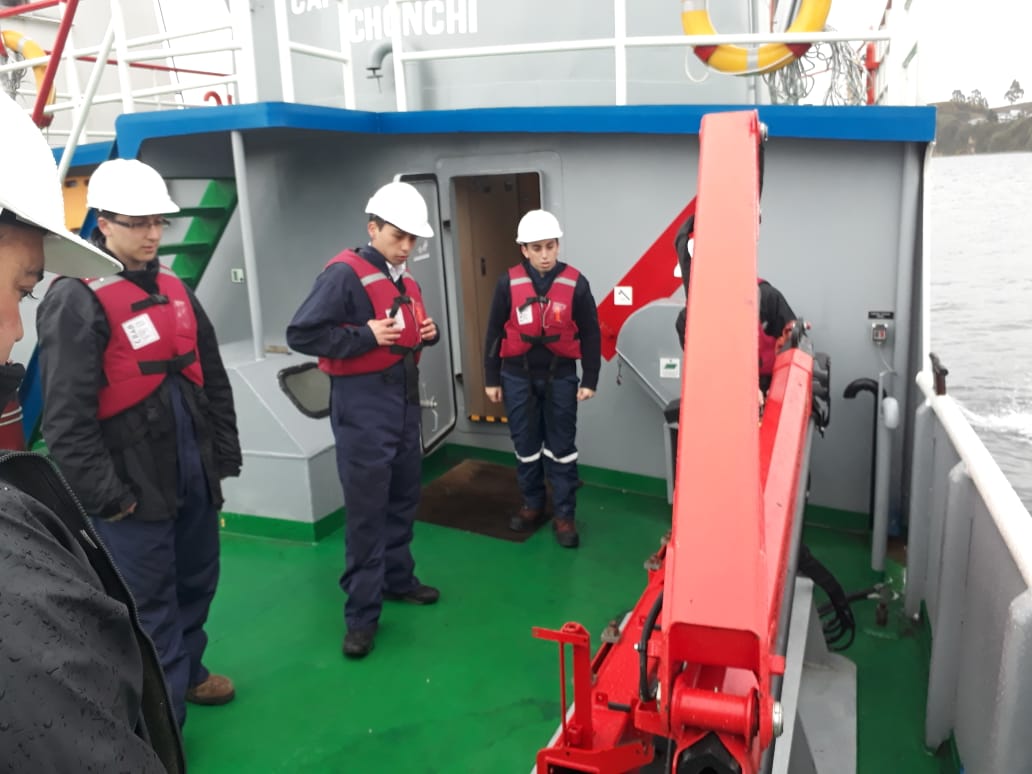 ONGCanales's tweet photo. #FelizMartes Estudiantes de la Especialidad de Naves Mercantes y Especiales del Liceo Industrial de #PuertoMontt se embarcan en el Buque Escuela Capitán  Williams de #Chonchi para aprender todo sobre el mar gracias a #Armasur  🌊🛳 https://t.co/xV57FPFcrm