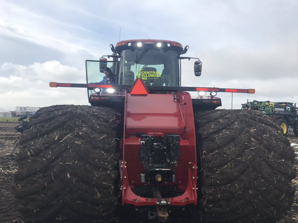 ScottSloan6164's tweet photo. @LiveWorkGrowCIA your tractors are made for TV .  Appreciate the support with @FPShow #FPS19 @MPSchmidtAG @acoers  @crich961 @GoodyearFarm @WCIA3 @WCIA3Miranda https://t.co/ZWAuxF2bkr