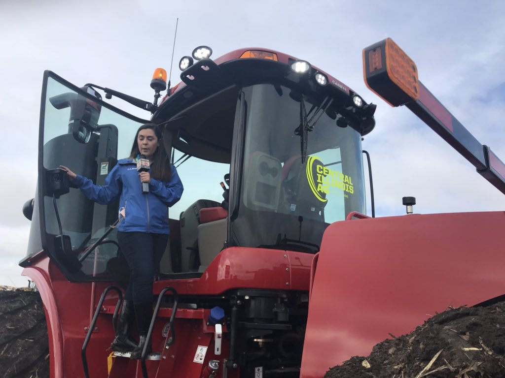 ScottSloan6164's tweet photo. @LiveWorkGrowCIA your tractors are made for TV .  Appreciate the support with @FPShow #FPS19 @MPSchmidtAG @acoers  @crich961 @GoodyearFarm @WCIA3 @WCIA3Miranda https://t.co/ZWAuxF2bkr