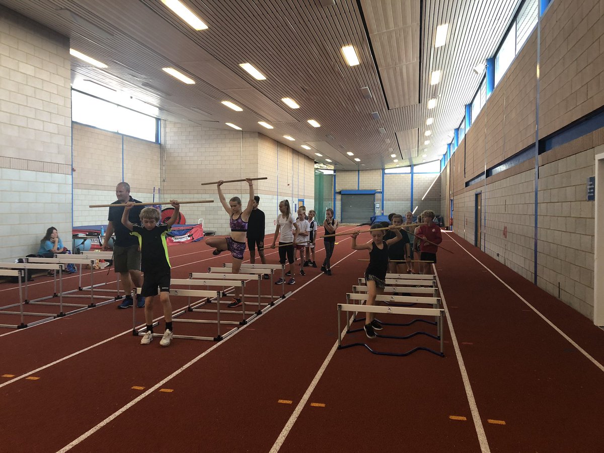 JennyMeadows800's tweet photo. Only managed to fit in one day of our masterclass coaching sessions this Summer but loved teaming up with @Faster_feet to do it today. Nice to meet local athletes eager to learn and improve 👍🏻 #posture #mechanics #strength #control #acceleration #movement #endurance https://t.co/sdVWZhfsFV