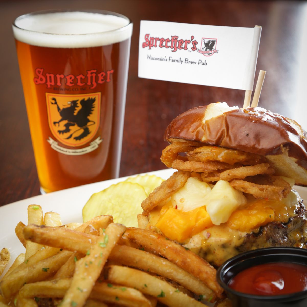 SprechersPubLG's tweet photo. It's Tuesday which means our Curd Burger and a Special Amber taste even better together for only $12. Burger n Beer combos start at $10 every Tuesday.
#burger&beer #sprecherspub #burgerluv https://t.co/SoFYayr2XW
