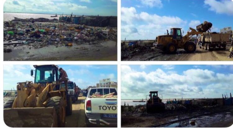 Naomilopy's tweet photo. Opérations de nettoiement des berges de Goxu mbacc à St Louis avec le Maire Mansour Faye. 
Le Ministère de l’urbanisme et de l’hygiène publique a mis à leur disposition une pelle mécanique, 1 fourchette , 2 bennes tasseuses  et une équipe de 10 agents. https://t.co/THBTlWEVK8