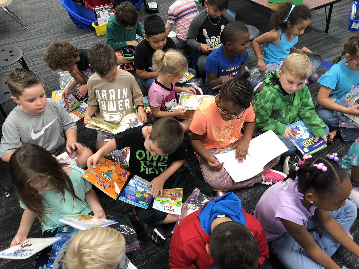 JulieLocke14's tweet photo. We book shopped and are making a plan on how to read our books! ❤️❤️ #loveclp https://t.co/wCk9t2AmEm