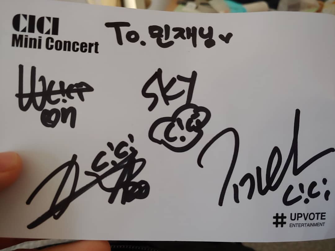 cicilovebot's tweet photo. CICI's autographs/signatures

from left to right:
Won - Sunghyun - Haneul - JL

©minjae_picture

 #CICI #씨씨 #Won #원 #Haneul #하늘 #Sunghyun #성현 #JL #제이엘 https://t.co/0LAEzSNAsZ