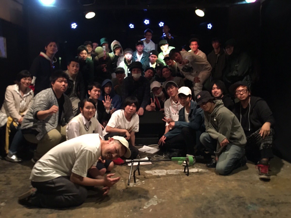 IPPONIHOSAMPO's tweet photo. 8月30日
高校生以下限定mcbattle

気がつけばIPPOも3年目
勢いに身を任せ進んできた
SNSで繋がった線

音の中で言葉を交わし
イケてる高校生たちが
人間交差点でステージでマイクを握る！

今週金曜日
沢山の思い出が駆け巡りますが
3年生になったmc達は
IPPOと共に過ごした最高な仲間です！

是非！ https://t.co/1GpBVd2fUd