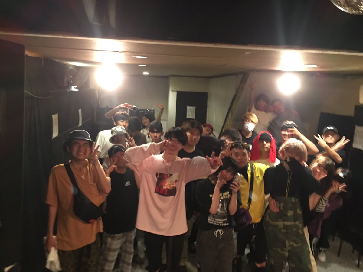 IPPONIHOSAMPO's tweet photo. 8月30日
高校生以下限定mcbattle

気がつけばIPPOも3年目
勢いに身を任せ進んできた
SNSで繋がった線

音の中で言葉を交わし
イケてる高校生たちが
人間交差点でステージでマイクを握る！

今週金曜日
沢山の思い出が駆け巡りますが
3年生になったmc達は
IPPOと共に過ごした最高な仲間です！

是非！ https://t.co/1GpBVd2fUd