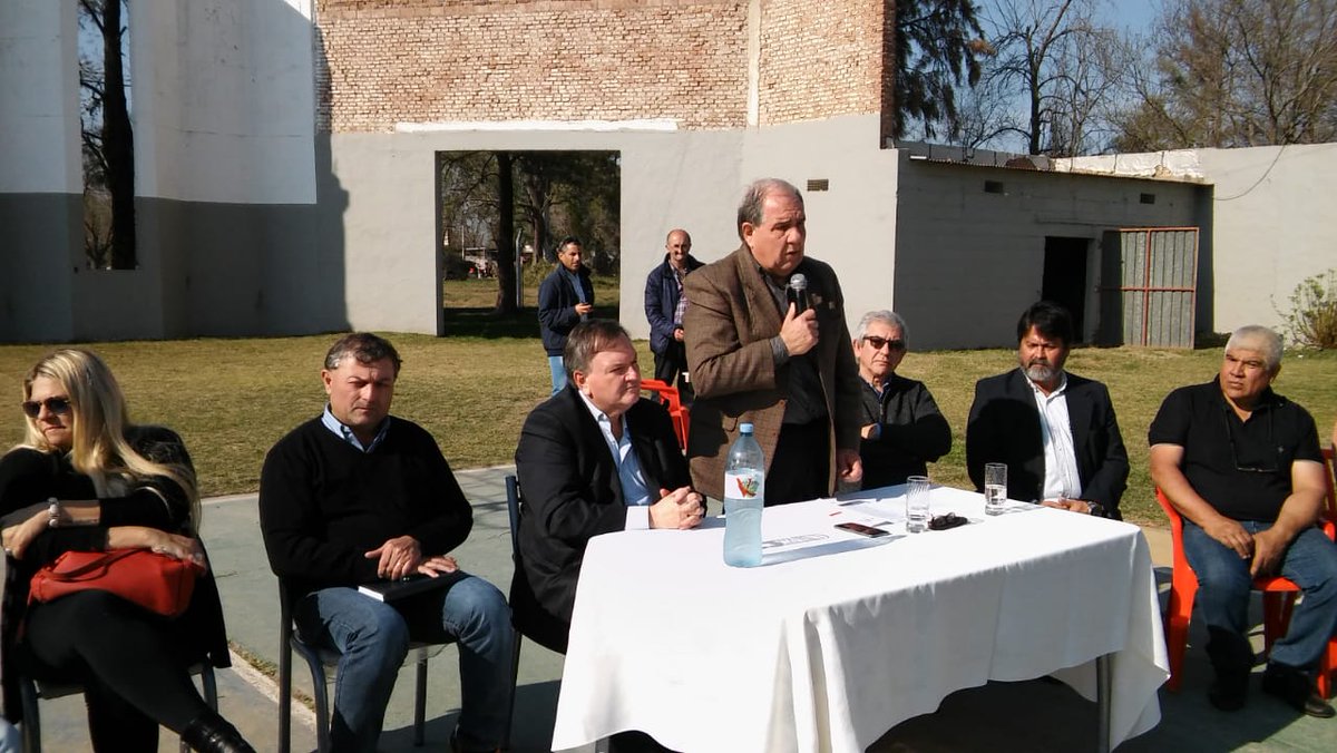 morinipedroj's tweet photo. #Ceres  Comienzan las obras del CEF N°40. Hoy firmamos el contrato junto al senador @felipemichlig . Trabajamos para que un espacio olvidado sea realidad en beneficio de más de 2 mil alumnos! 👏🤸‍🚧🏟 https://t.co/U4w2GTtYrt