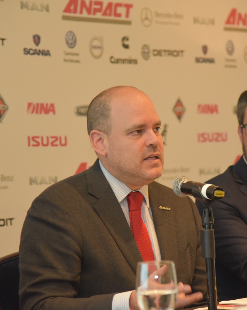 revistatyt's tweet photo. .@miguelelizaldel recalca la importancia del diesel de ultra bajo azufre #DUBA en la transición de tecnología, ya que es indispensable para llegar al estándar #Euro6 #EPA10 #EnVivoTyT #RevistaTyT https://t.co/tJM1U0uKnd