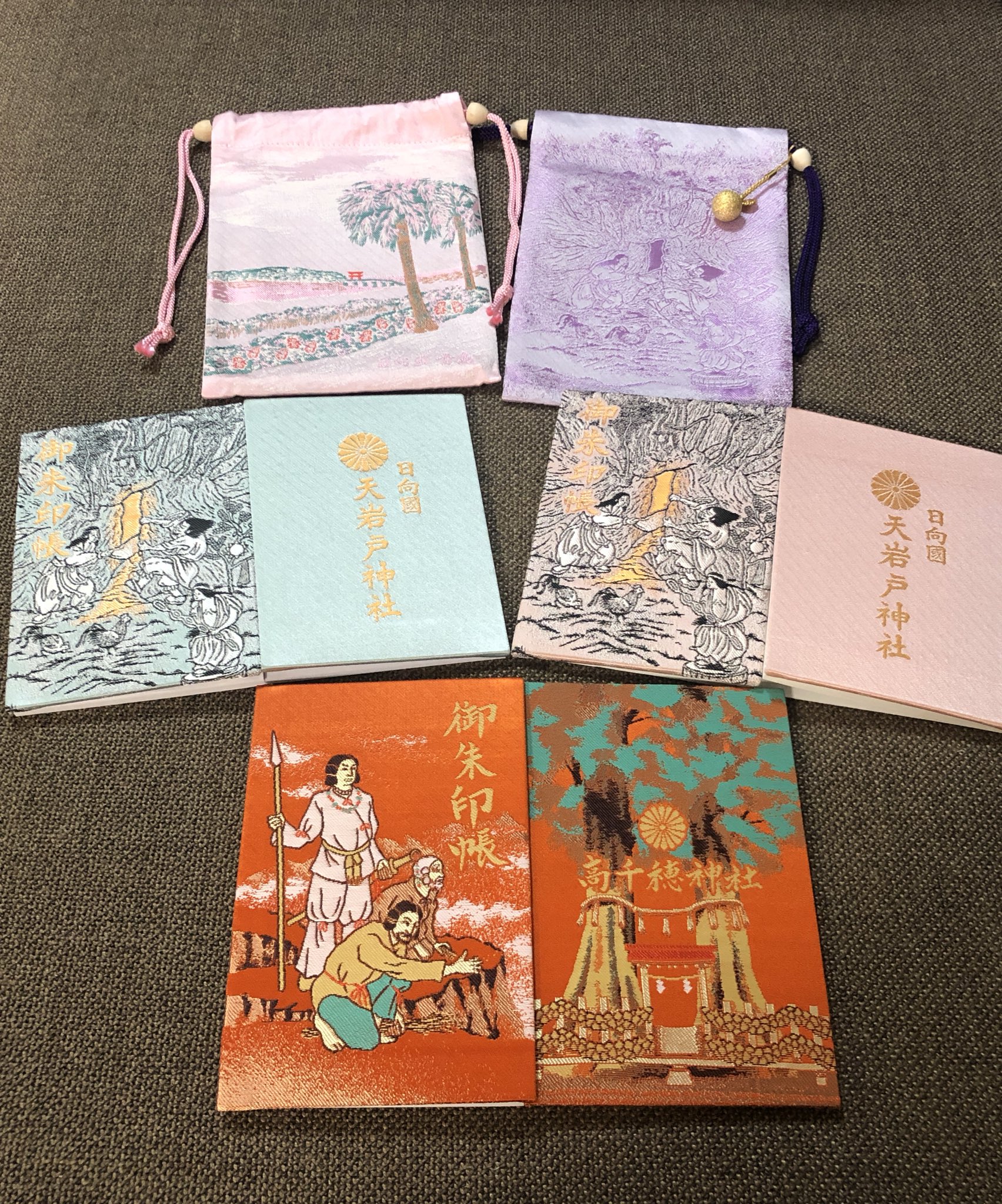 竹平晃子 いつも歌舞伎座かコンサートホールにいるアナウンサー 宮崎の御朱印帳 御朱印袋 左上 青島神社 の周辺の景色や の木がデザインされた御朱印袋 右上 天岩戸神社の 岩戸開き デザインの印袋 中央 天岩戸神社の 岩戸開き デザインの