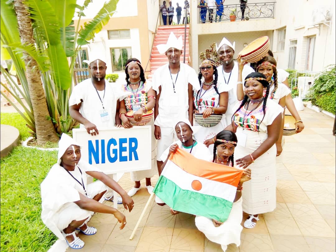 Faride_Boureima's tweet photo. Les #Léo du #Lions Clubs international représentent fièrement le #Niger au Camps International Jeunesse #Bobo2019 avec la tenu #peulh. https://t.co/4Vo5ZE3FqG