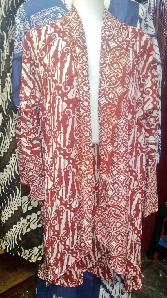 rade_efp's tweet photo. Barusan dikirimin foto stok #outerbatik sama supplier #batikcap Jadi, lanjut ya #iklantipis hasil warawiri Jogja-Solo. Outer berbahan katun paris (tipis, ringan) berikut ini. Cakep dan nyaman deh, Rp155.000 aja. Persediaan terbatassss. https://t.co/QJra4ro1od