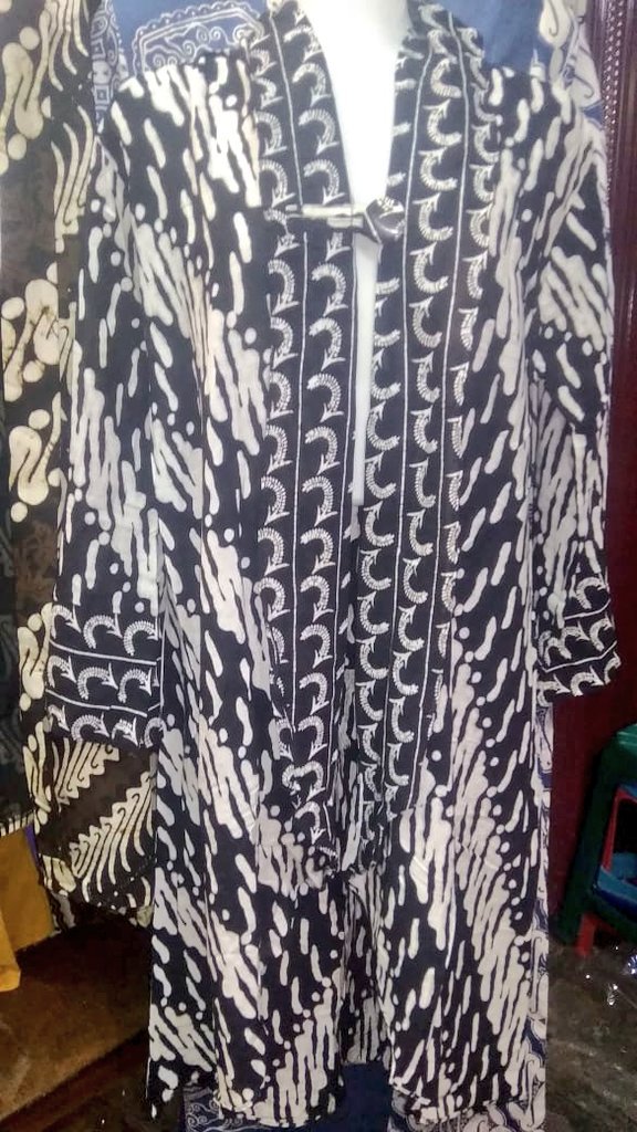 rade_efp's tweet photo. Barusan dikirimin foto stok #outerbatik sama supplier #batikcap Jadi, lanjut ya #iklantipis hasil warawiri Jogja-Solo. Outer berbahan katun paris (tipis, ringan) berikut ini. Cakep dan nyaman deh, Rp155.000 aja. Persediaan terbatassss. https://t.co/QJra4ro1od