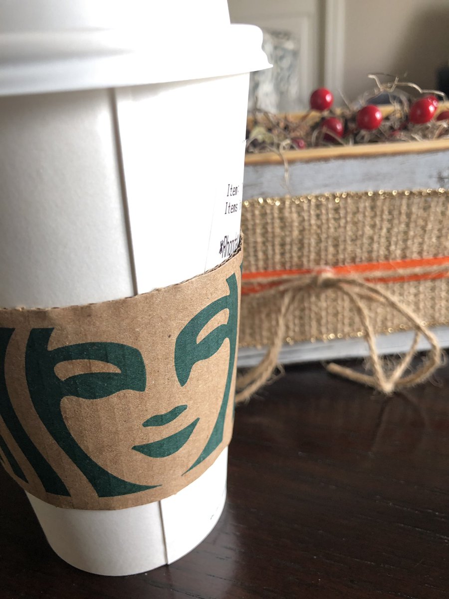 HomewithRhon's tweet photo. The first sip of my first #pumpkinspicelatte of the year made everything right in my little world🤩 @Starbucks is the #realmvp today🥰❤️☕️☕️ https://t.co/BJl1Rg4TAJ