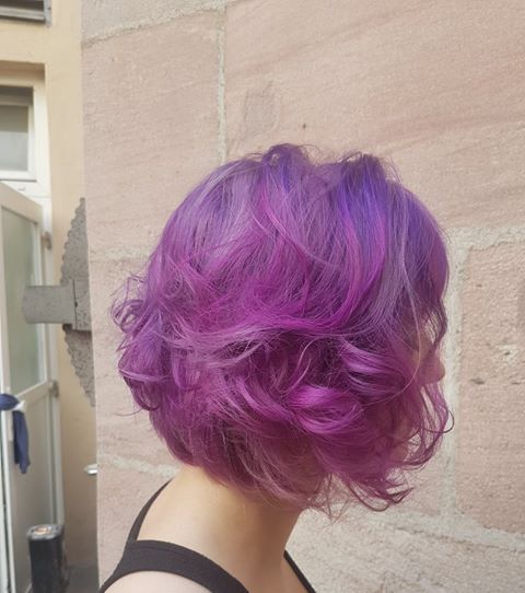 CMFriseure's tweet photo. Wir lieben es bunt! 💜
Und wie findet ihr diesen coolen Look? 
Da hat unser Salon aus Nürnberg wirklich tolle Arbeit geleistet. 
#inspiration #friseure #bunt #cm #cmfriseure #lila #hairinspo #colorobsessed #mutzurfarbe #leidenschaft #salonnürnberg https://t.co/PUpkl2MNkd