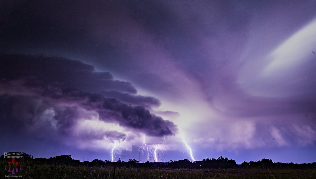 PaulMSmithphoto's tweet image. Tornado warned cell moving into Edmond last night 8/26. Constant lightning ahead of it and power flashes captured not long after this pic. #okwx @emilyrsutton @JimCantore @ReedTimmerAccu #stormhour #KFOR4 @MichaelSeger @spann