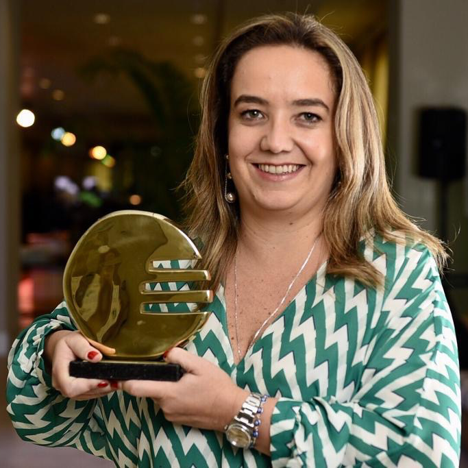 Grey_Brasil's tweet photo. Sabe quem é Ícone da Propaganda 2019? Nossa CEO, @mesteves! Eleita pelo Fórum de Marketing Empresarial devido ao trabalho de destaque que vem exercendo na liderança de 200 profissionais e que coloca a Grey Brasil em destaque na rede Grey!

Parabéns, Marcinha! #FamouslyProud https://t.co/UHmCbvWGfj