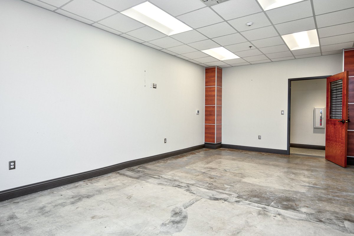 aswomack's tweet photo. NEW LISTING: #Office Space for Lease in historic downtown Green Building,1215 Avenue J, #Lubbock. Multiple floorplan options available on full floors of former #ReagorDykes HQ  and ready for quick occupancy. For a personal tour of the property, call Scott Womack at 806.784.3265. https://t.co/YhBTdSdQAu