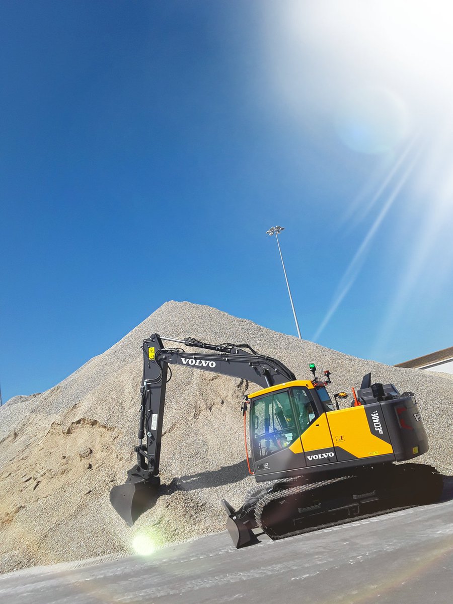 SolentStevedore's tweet photo. 🚨 New Volvo machine 🚨
We have a brand new Volvo provided by @SMT_GB This machine is for use on the bulk terminal in Southampton. What an amazing weekend in the 🌞 it has had!
#stevedores #bulk #volvo #machine #docks #quay #southampton #solent #bulkterminal #sunny #bankholiday https://t.co/l9cKHKAlHI