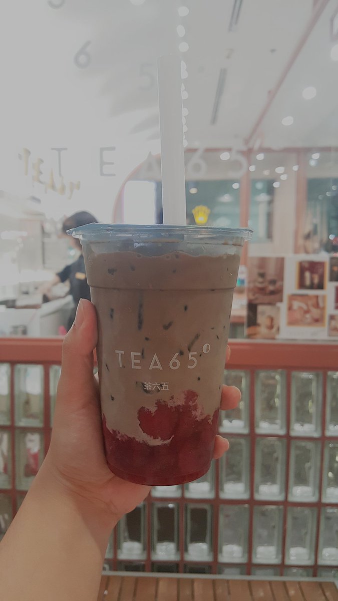 piggspick's tweet photo. 📍Tea65° สยามสแควร์วัน
เลิฟมากกกก ขอแนะนำเลยโดยเฉพาะเมนู I HO-JICHA ที่เป็นการแมทซ์กันได้ลงตัวมาก ระหว่างชาโฮจิฉะหอมๆ นมสดมันละมุน ตัดด้วยรสเปรี้ยวนิดๆของสตอเบอรี่ ให้ความรู้สึกไม่เลี่ยนสดชื่นๆดี แล้วก็ชอบที่มีเนื้อสตอเบอรี่ให้เคี้ยวมว้าก @aroii @Kin24hrs #อร่อยไปแดก https://t.co/iWn8xIoomv