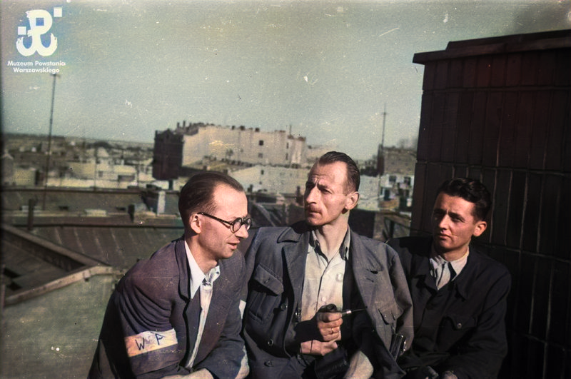Posterunek na dachu kamienicy przy ul. Marszałkowskiej 56 - oczekiwanie na zrzuty. W środku siedzi Wacław Loth "Kupiec". Zdjęcie ze zbiorów Muzeum Powstania Warszawskiego. #powstaniewarszawskie #warszawa #marszalkowska