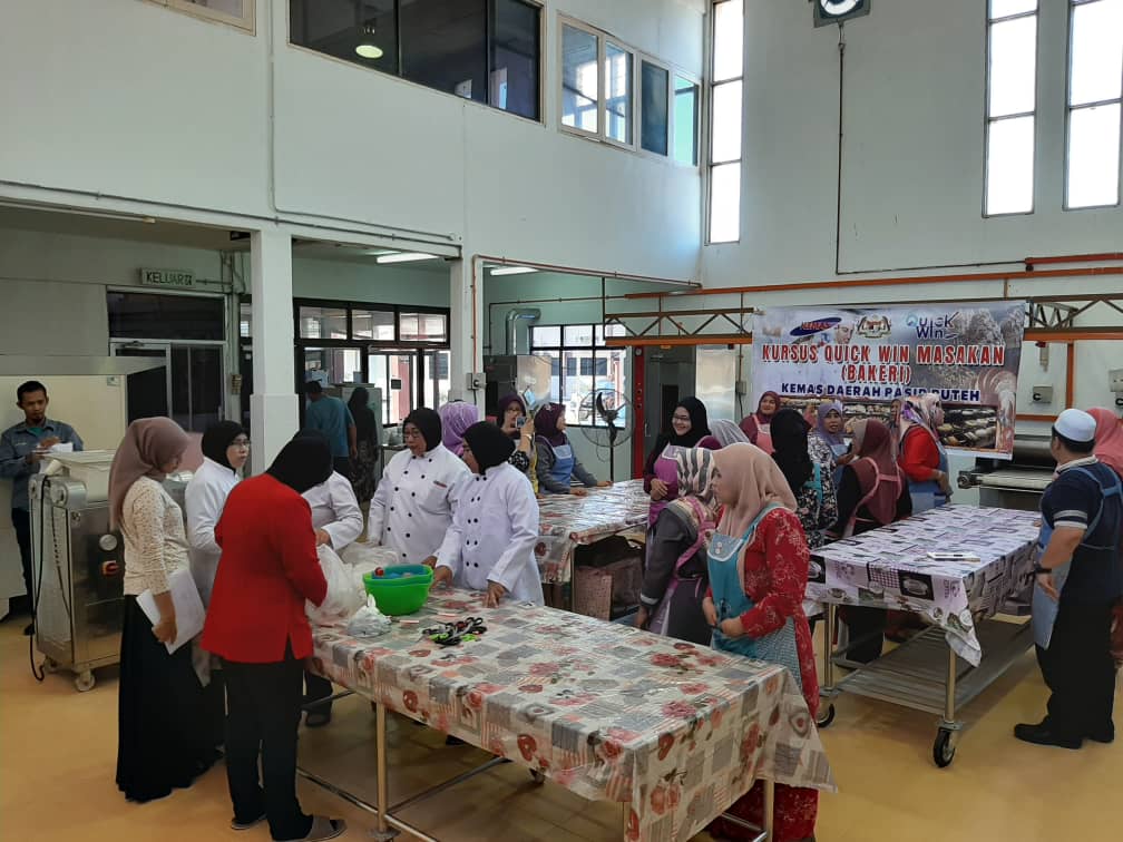 MARDI_PP's tweet photo. Menarik hari ini khas untuk usahawan Pasi Puteh berkampung 3 hari di testbed Pasir Puteh belajar proses produk bakeri. Terima kasih KEMAS kerjasama padu https://t.co/ZjQP4npZcs