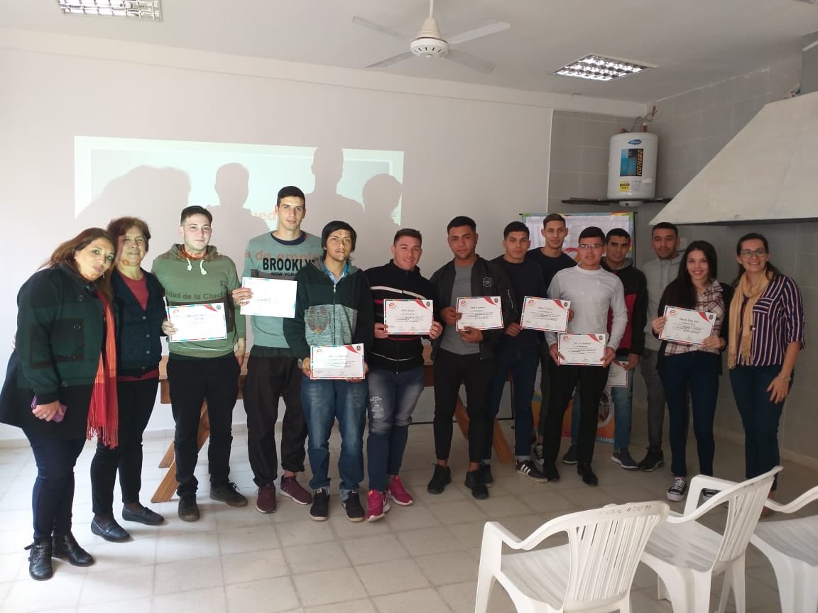 Entregamos certificados de experiencia laboral a una parte de los 330 participantes que, en el primer semestre del año, realizaron un ‘Entrenamiento para el trabajo’ en alguna empresa de la ciudad. ¡Felicitaciones!
