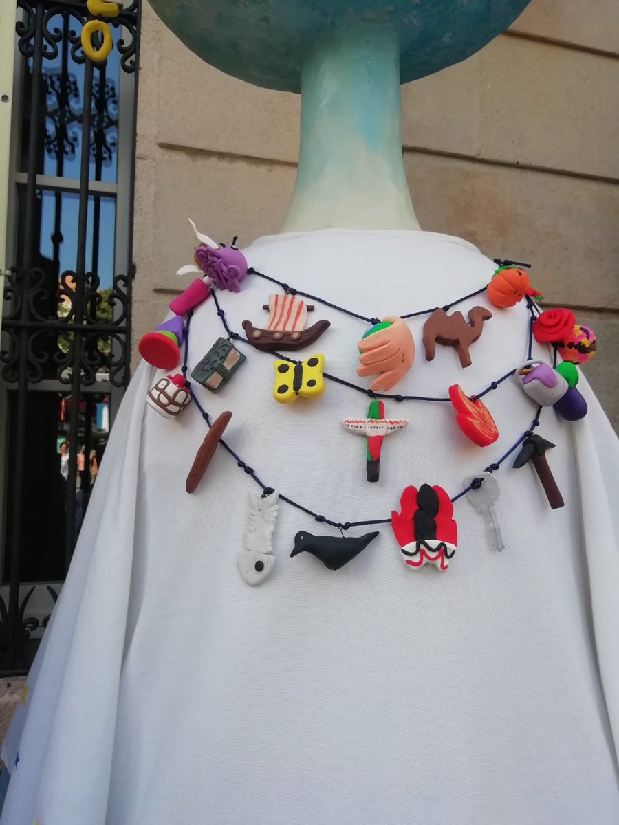 GegantsdeGracia's tweet photo. Per celebrar el 20Ăš aniversari, durant la @festagracia el #Torradet i la #Gresca van lluir una corbata i un collaret elaborats artesanalment per membres de la colla! En ells hi sortien representats els 24 carrers i places guarnits amb totes les seves temĂ tiques! @Cultupopularbcn https://t.co/iRoCzFWccU
