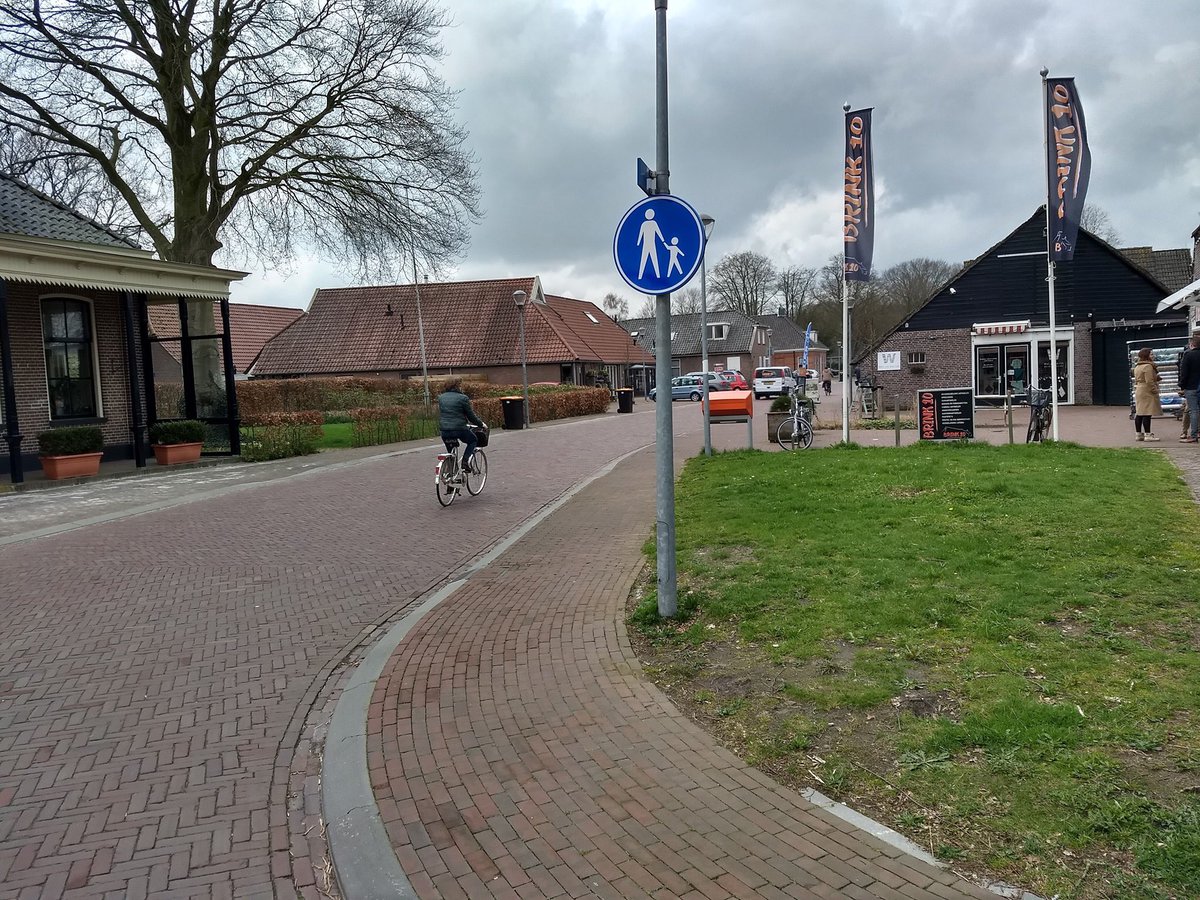 OOVTynaarlo's tweet photo. De Brinkstraat en Oude Asserstraat in Vries zijn vorig jaar heringericht. Ondanks de voetgangersborden die zijn geplaatst, wordt er regelmatig fout geparkeerd.
Tot nu toe hebben de BOA’s en de politie foutparkeerders gewaarschuwd maar vanaf deze week wordt er bekeurd! https://t.co/vnGM3ll42m