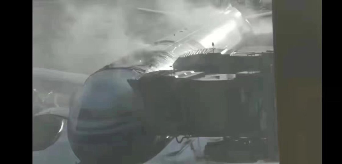 rain_wutaotao's tweet photo. At about 5:00 pm in Beijing, A Air China A330 (B-5958) was on fire. I don’t get the details of this incident, some say it’s fire in cargo. @airchina #A330 #fire @PEK https://t.co/gW0oc79OAB