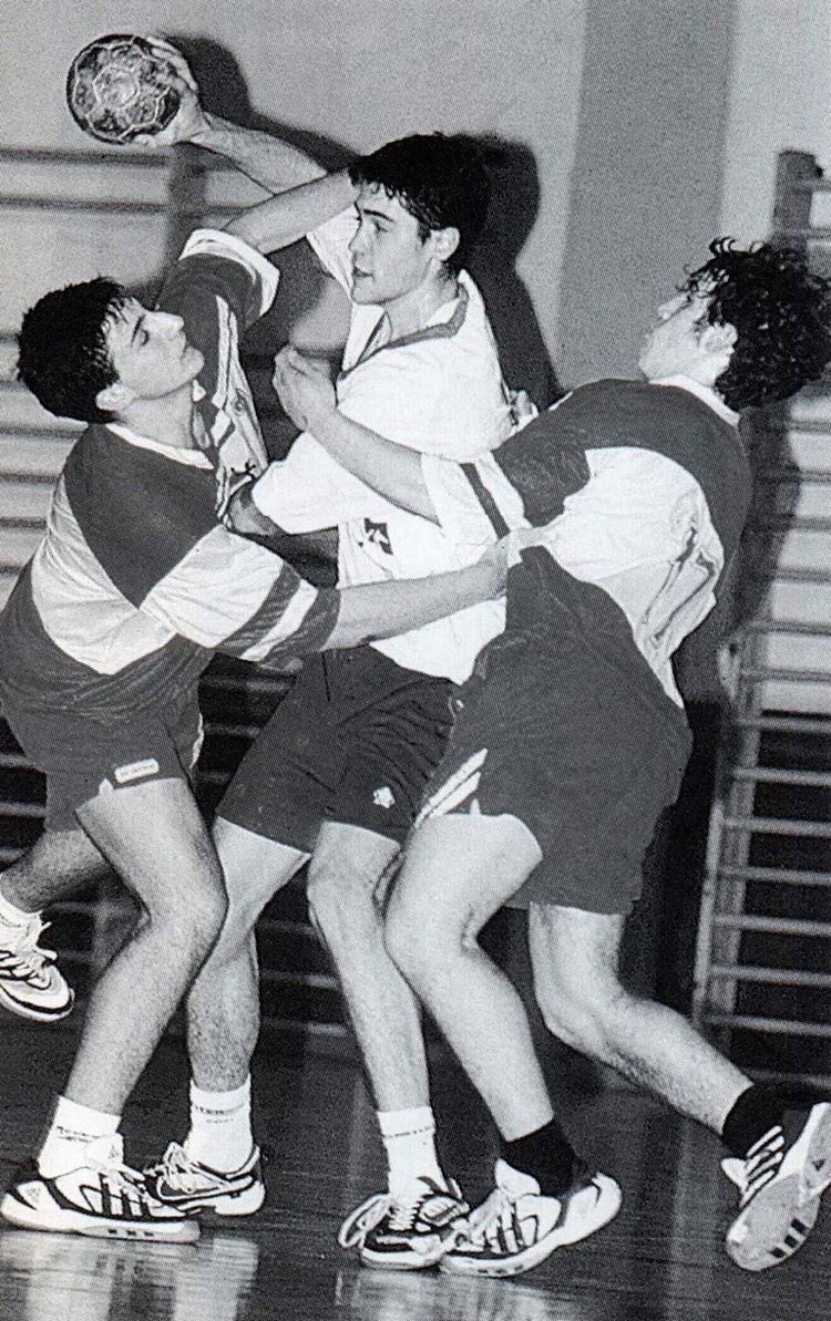 CESA (@cesa_csd) on Twitter photo 🤾♀️ #CESA2019
🔙 <a href="/Raul_Entrerrios/">Raúl Entrerríos</a> también jugó con nosotros
😍 Si te quitas la barba, estás igual 🤾♀️ #CESA2019
🔙 <a href="/Raul_Entrerrios/">Raúl Entrerríos</a> también jugó con nosotros
😍 Si te quitas la barba, estás igual