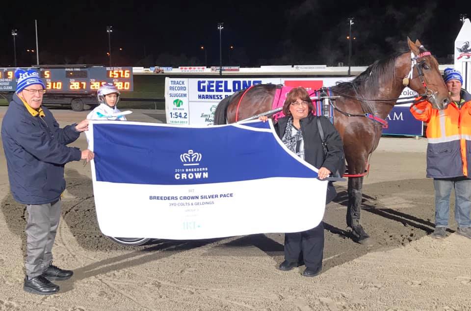 The IRT Breeders Crown (3YO Colts and Geldings) Silver Pace (Group 3) was won by FIRESTORM RED (Somebeachsomewhere-Spirited Storm). MR 1:57.6, winning margin: short half head. Trainer Steve Turnbull. Pictured are Craig Turnbull and Driver Rebecca Bartley.#thetrots#geelong
