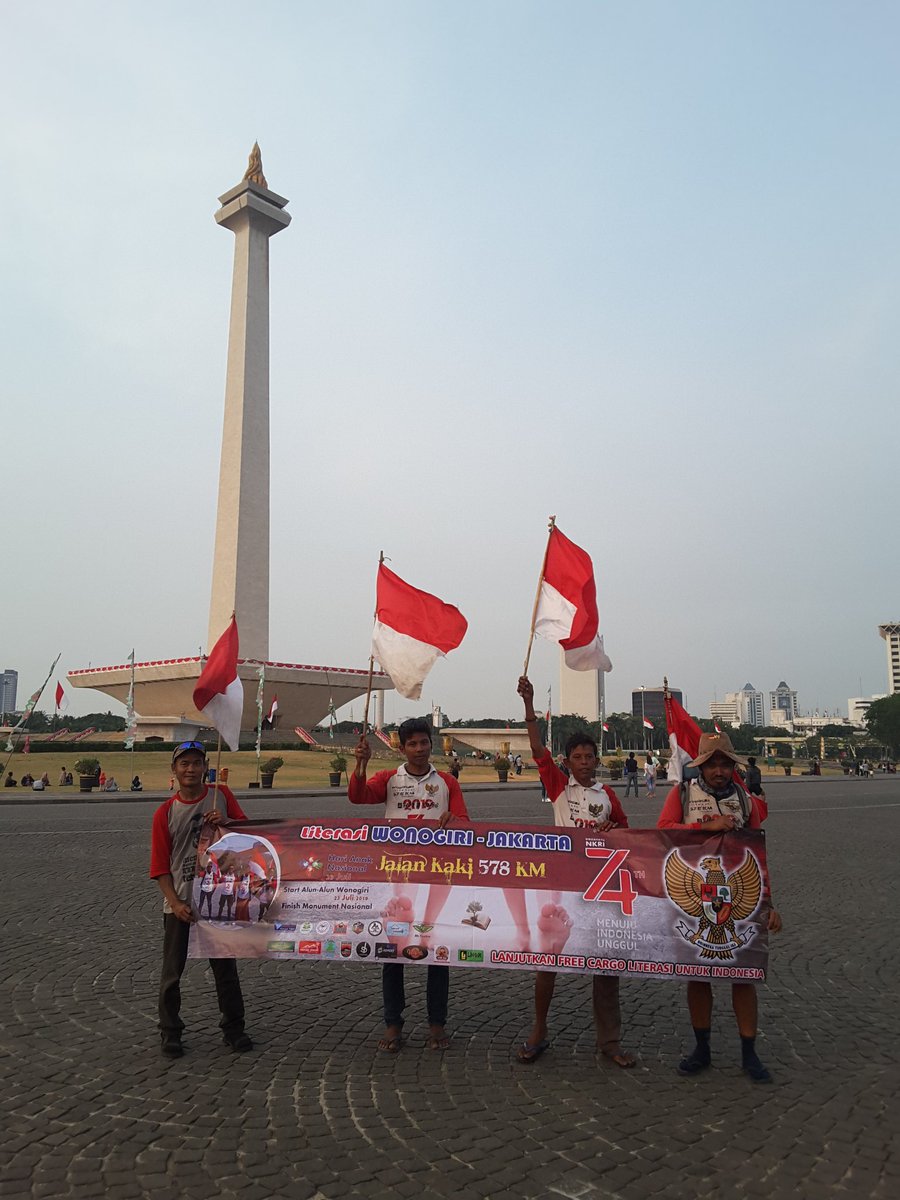 maman1965's tweet photo. Pak @jokowi , 4 pegiat literasi/taman baca ini -- Yudi, Rion, Koko, Agus -- telah tiba di Monas setelah perjalanan 36 hari dr Wonogiri, menyuarakan suara hati pegiat literasi agar pengiriman buku gratis saban tgl 17 tetap dijalankan https://t.co/acBTt2opwa